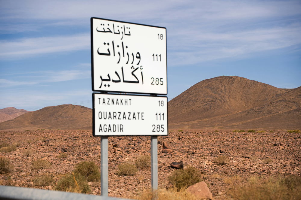 Znak drogowy w języku arabskim i angielskim w Maroku