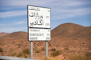 Znak drogowy w języku arabskim i angielskim w Maroku