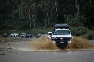 Samochody na pływającej ulicy na Filipinach