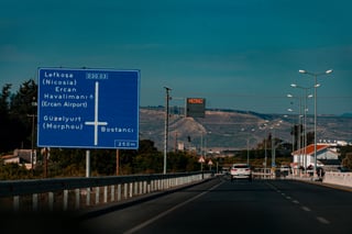 Znak drogowy na słonecznej drodze w Turcji