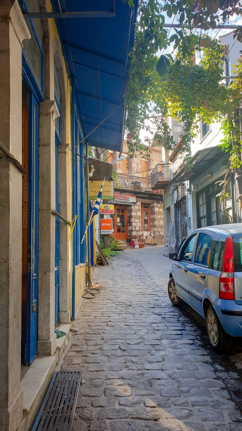 Zaparkowany samochód na wąskiej uliczce w wiosce na Lesbos.