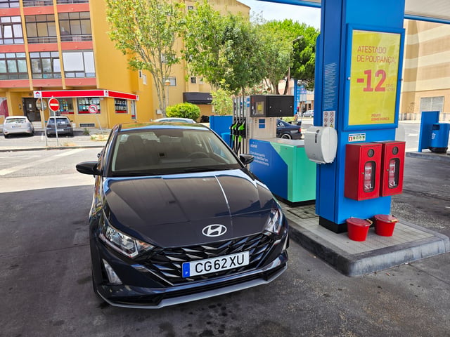 Wynajęte auto w Portugalii na stacji benzynowej