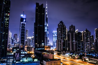 Miasto nocą w Zjednoczonych Emiratach Arabskich