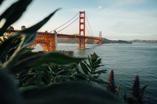Most Golden Gate przy dobrej pogodzie i spokojnej wodzie